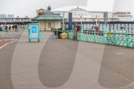 NEWS - Coronavirus:  Leerer Strand und Promenade in Brighton 