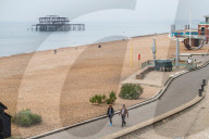 NEWS - Coronavirus:  Leerer Strand und Promenade in Brighton 