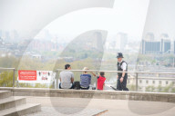 FEATURE - Lockdown im Greenwich Park: Nur wenige Besucher geniessen die Blütenpracht