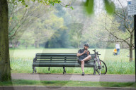 FEATURE - Lockdown im Greenwich Park: Nur wenige Besucher geniessen die Blütenpracht