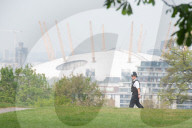 FEATURE - Lockdown im Greenwich Park: Nur wenige Besucher geniessen die Blütenpracht