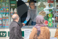 FEATURE - Lockdown im Greenwich Park: Nur wenige Besucher geniessen die Blütenpracht