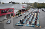 NEWS - Coronavirus: Holzpaletten sorgen für Social Distancing beim Shoppen in Kanada