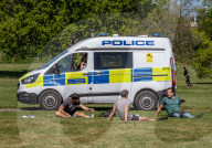 NEWS - Coronavirus: Polizeistreife in Primrose Hill in London setzt Sperrregeln durch