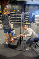 NEWS - Coronavirus: Fast berührungsloser Schuhverkauf in Holland