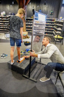 NEWS - Coronavirus: Fast berührungsloser Schuhverkauf in Holland