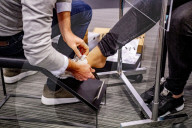 NEWS - Coronavirus: Fast berührungsloser Schuhverkauf in Holland