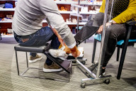 NEWS - Coronavirus: Fast berührungsloser Schuhverkauf in Holland