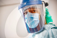 NEWS - Coronavirus: Zahnarzt in Schutzausrüstung bei der Arbeit in Holland