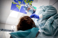 NEWS - Coronavirus: Zahnarzt in Schutzausrüstung bei der Arbeit in Holland