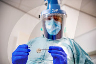 NEWS - Coronavirus: Zahnarzt in Schutzausrüstung bei der Arbeit in Holland