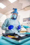 NEWS - Coronavirus: Zahnarzt in Schutzausrüstung bei der Arbeit in Holland