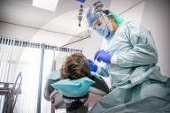 NEWS - Coronavirus: Zahnarzt in Schutzausrüstung bei der Arbeit in Holland