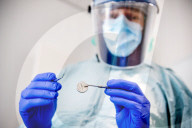 NEWS - Coronavirus: Zahnarzt in Schutzausrüstung bei der Arbeit in Holland