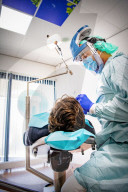 NEWS - Coronavirus: Zahnarzt in Schutzausrüstung bei der Arbeit in Holland