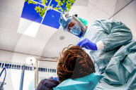 NEWS - Coronavirus: Zahnarzt in Schutzausrüstung bei der Arbeit in Holland
