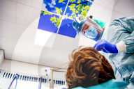 NEWS - Coronavirus: Zahnarzt in Schutzausrüstung bei der Arbeit in Holland