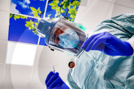 NEWS - Coronavirus: Zahnarzt in Schutzausrüstung bei der Arbeit in Holland