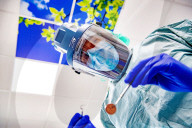 NEWS - Coronavirus: Zahnarzt in Schutzausrüstung bei der Arbeit in Holland