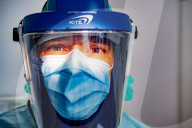 NEWS - Coronavirus: Zahnarzt in Schutzausrüstung bei der Arbeit in Holland