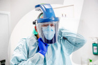 NEWS - Coronavirus: Zahnarzt in Schutzausrüstung bei der Arbeit in Holland