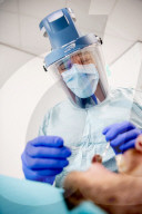 NEWS - Coronavirus: Zahnarzt in Schutzausrüstung bei der Arbeit in Holland