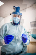 NEWS - Coronavirus: Zahnarzt in Schutzausrüstung bei der Arbeit in Holland