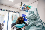 NEWS - Coronavirus: Zahnarzt in Schutzausrüstung bei der Arbeit in Holland