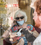 NEWS - Coronavirus: Familien der Bewohner des Alterheims in Brüssel sprechen durch ein Fenster über ihr Mobiltelefon