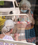 NEWS - Coronavirus: Familien der Bewohner des Alterheims in Brüssel sprechen durch ein Fenster über ihr Mobiltelefon