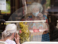 NEWS - Coronavirus: Familien der Bewohner des Alterheims in Brüssel sprechen durch ein Fenster über ihr Mobiltelefon