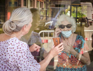 NEWS - Coronavirus: Familien der Bewohner des Alterheims in Brüssel sprechen durch ein Fenster über ihr Mobiltelefon