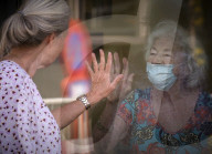 NEWS - Coronavirus: Familien der Bewohner des Alterheims in Brüssel sprechen durch ein Fenster über ihr Mobiltelefon