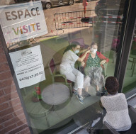 NEWS - Coronavirus: Familien der Bewohner des Alterheims in Brüssel sprechen durch ein Fenster über ihr Mobiltelefon