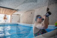 NEWS - Coronavirus: Schwimmerin Katja Fain trainiert in ihrer Garage in Maribor, Slowenien 