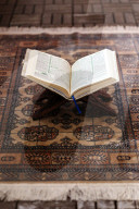 NEWS - Coronavirus: Statt in einer Moschee beten viele Muslime nun zu Hause, wie hier in Nürnberg