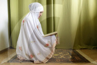 NEWS - Coronavirus: Statt in einer Moschee beten viele Muslime nun zu Hause, wie hier in Nürnberg