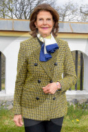 ROYALS - Königin Silvia und König Carl Gustaf spazieren mit Hund Brandie durch den Park von Schloss Stenhammar