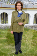 ROYALS - Königin Silvia und König Carl Gustaf spazieren mit Hund Brandie durch den Park von Schloss Stenhammar
