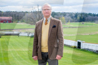 ROYALS - Königin Silvia und König Carl Gustaf spazieren mit Hund Brandie durch den Park von Schloss Stenhammar