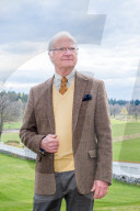 ROYALS - Königin Silvia und König Carl Gustaf spazieren mit Hund Brandie durch den Park von Schloss Stenhammar