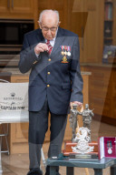 NEWS - Captain Tom Moore bekommt zu seinem 100. Geburtstag über 100.000 Glückwunschkarten