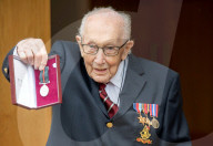 NEWS - Captain Tom Moore bekommt zu seinem 100. Geburtstag über 100.000 Glückwunschkarten