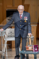 NEWS - Captain Tom Moore bekommt zu seinem 100. Geburtstag über 100.000 Glückwunschkarten