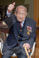 NEWS - Captain Tom Moore bekommt zu seinem 100. Geburtstag über 100.000 Glückwunschkarten
