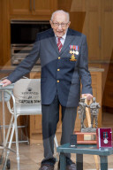 NEWS - Captain Tom Moore bekommt zu seinem 100. Geburtstag über 100.000 Glückwunschkarten