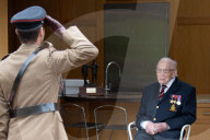 NEWS - Captain Tom Moore bekommt zu seinem 100. Geburtstag über 100.000 Glückwunschkarten