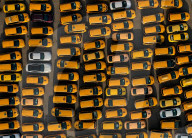 NEWS - Coronavirus: Taxis auf Parkplätzen in Moskau