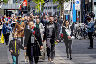 NEWS - Coronavirus: Trotz Beschränkungen: Volle Einkaufsstrasse in Rotterdam