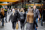 NEWS - Coronavirus: Trotz Beschränkungen: Volle Einkaufsstrasse in Rotterdam